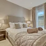 Modern 2 Bedroom & 2 Bathroom Apartment In Fulham